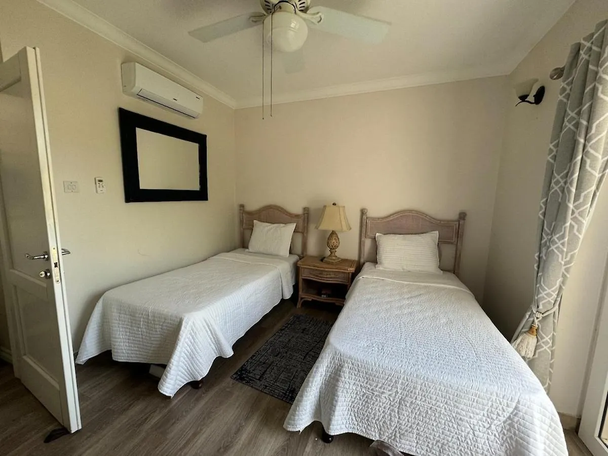 2Bed Modern Condo With Ac, Pool, Rooftop Patio, 5 Min To Beach Christ Church Lägenhet