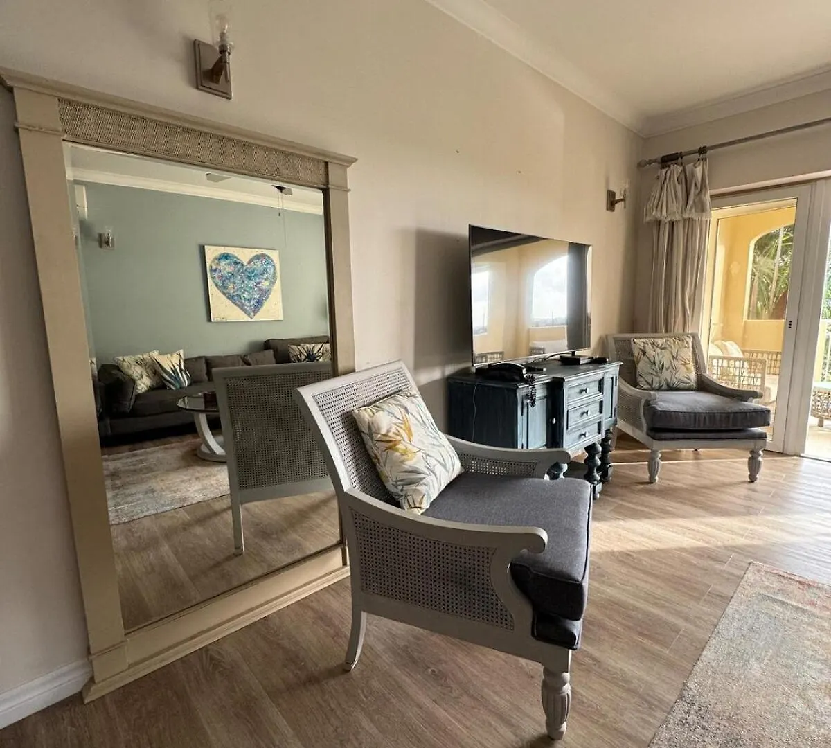 2Bed Modern Condo With Ac, Pool, Rooftop Patio, 5 Min To Beach Christ Church