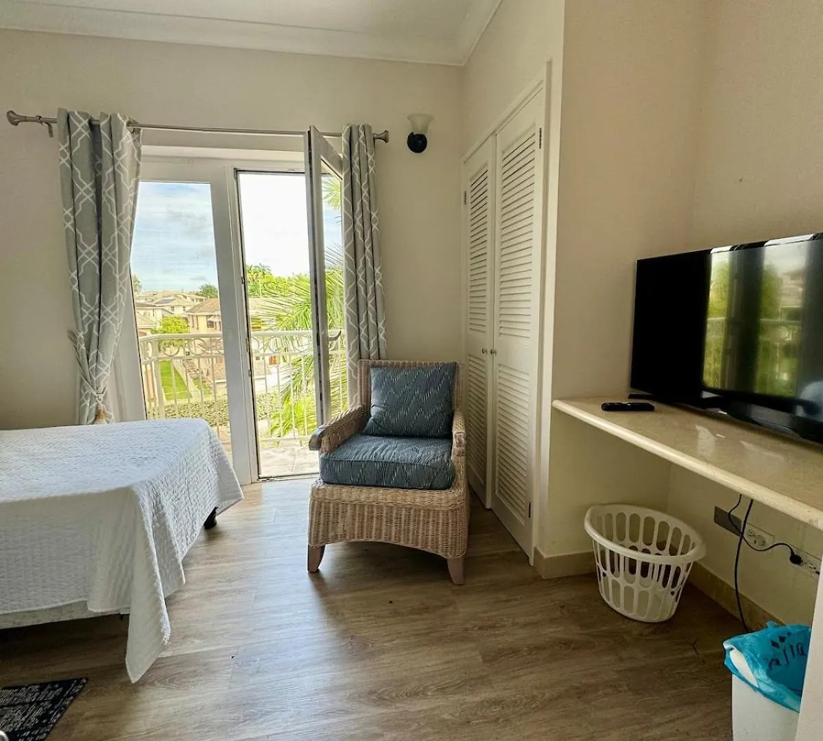 2Bed Modern Condo With Ac, Pool, Rooftop Patio, 5 Min To Beach Christ Church Appartement