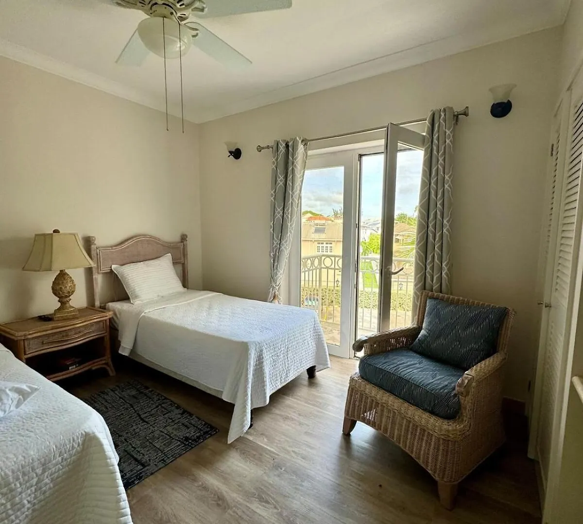 2Bed Modern Condo With Ac, Pool, Rooftop Patio, 5 Min To Beach Christ Church